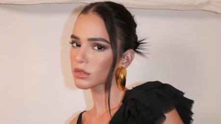 Bruna Marquezine surge com look de R$ 23 mil em arraiá com famosas