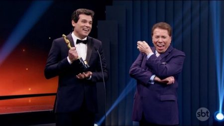 Celso Portiolli presta homenagem a Silvio Santos após notícia de morte do apresentador