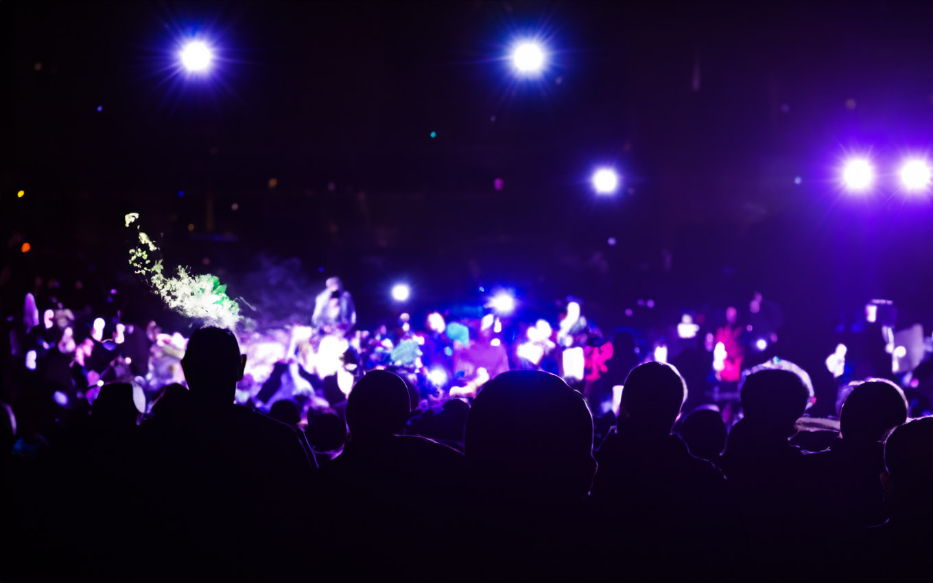 Quem é? Novo galã da Globo aparece com bonitão no Rock in Rio e despista a todos