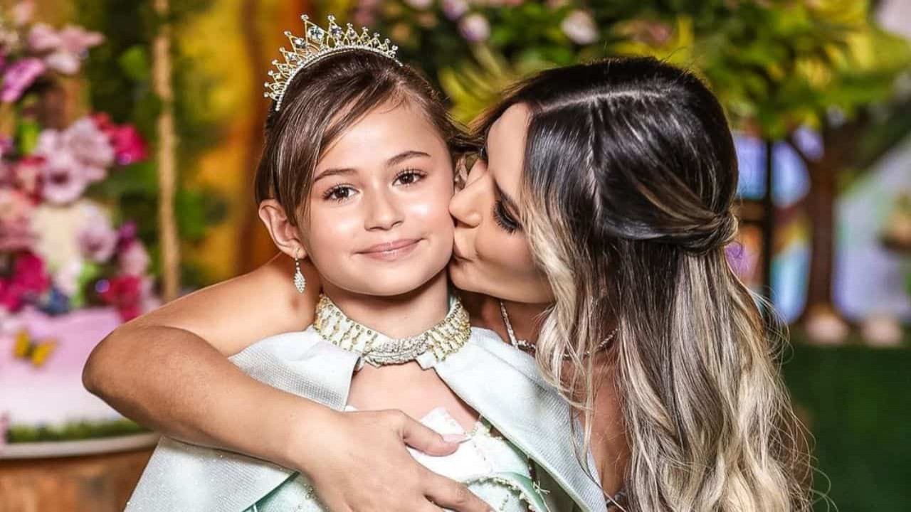 Você ficará impressionado com quanto Deolane Bezerra dá para filha gastar na escola