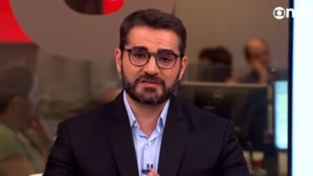 Apresentador da GloboNews não se segura e chora ao vivo após morte