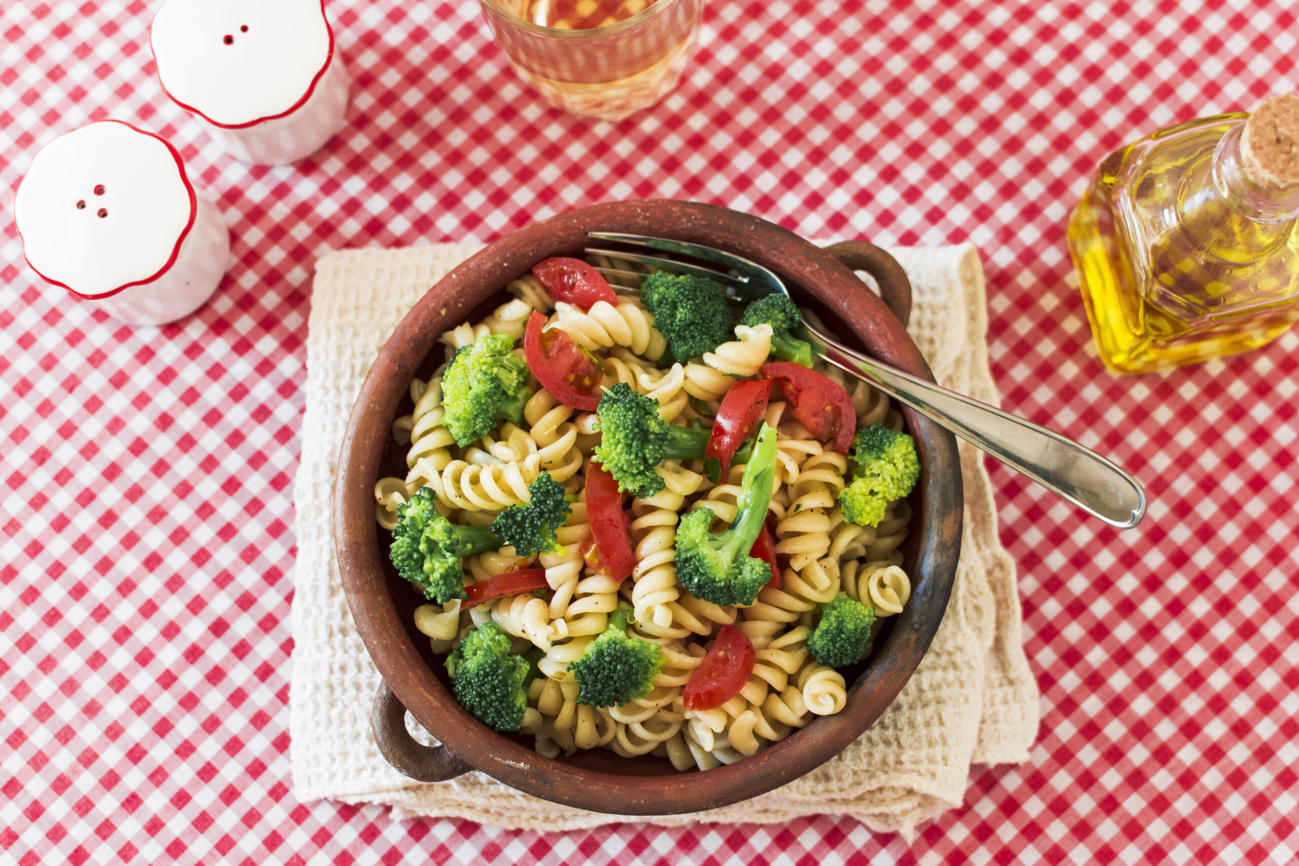 20241106-vegetarian-pasta-fusilli-with-tomato-broccoli-tablecloth-scaled.jpg