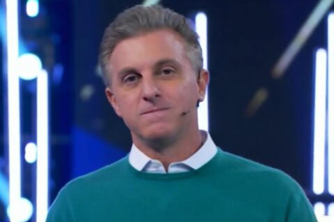 Domingão tem perrengue ao vivo e Luciano Huck improvisa para segurar a situação
