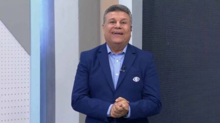 Ex-SBT, Teo José compra briga com canal rival em programa ao vivo