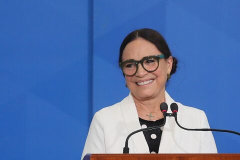 Regina Duarte transforma apartamento em ateliê aos 79 anos, dedica rotina às artes plásticas e exibe refúgio criativo longe dos holofotes