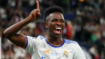 Vini Jr. come abacaxi antes dos jogos da Copa; conheça os benefícios da fruta