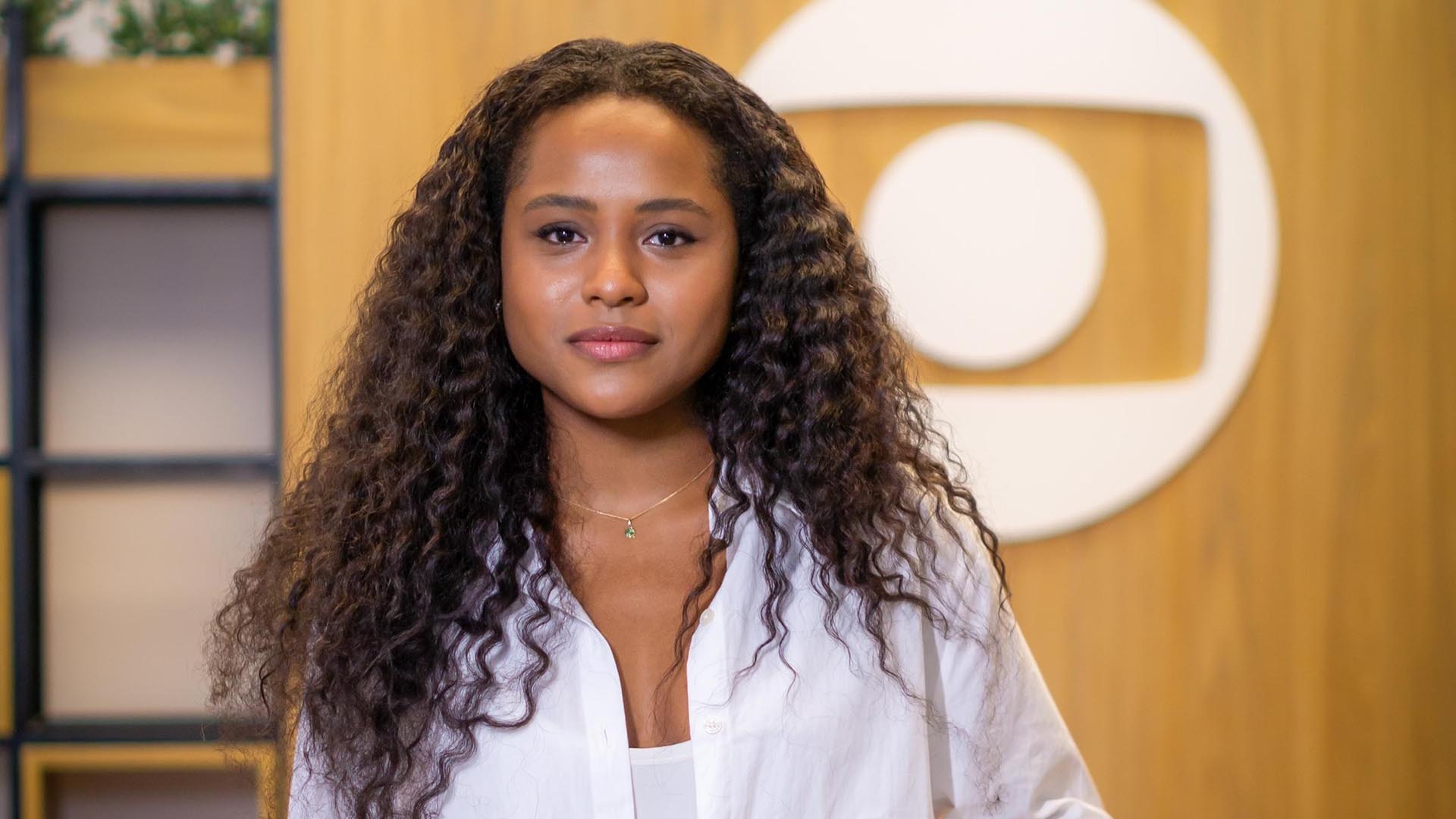 Duda Santos renova com a Globo