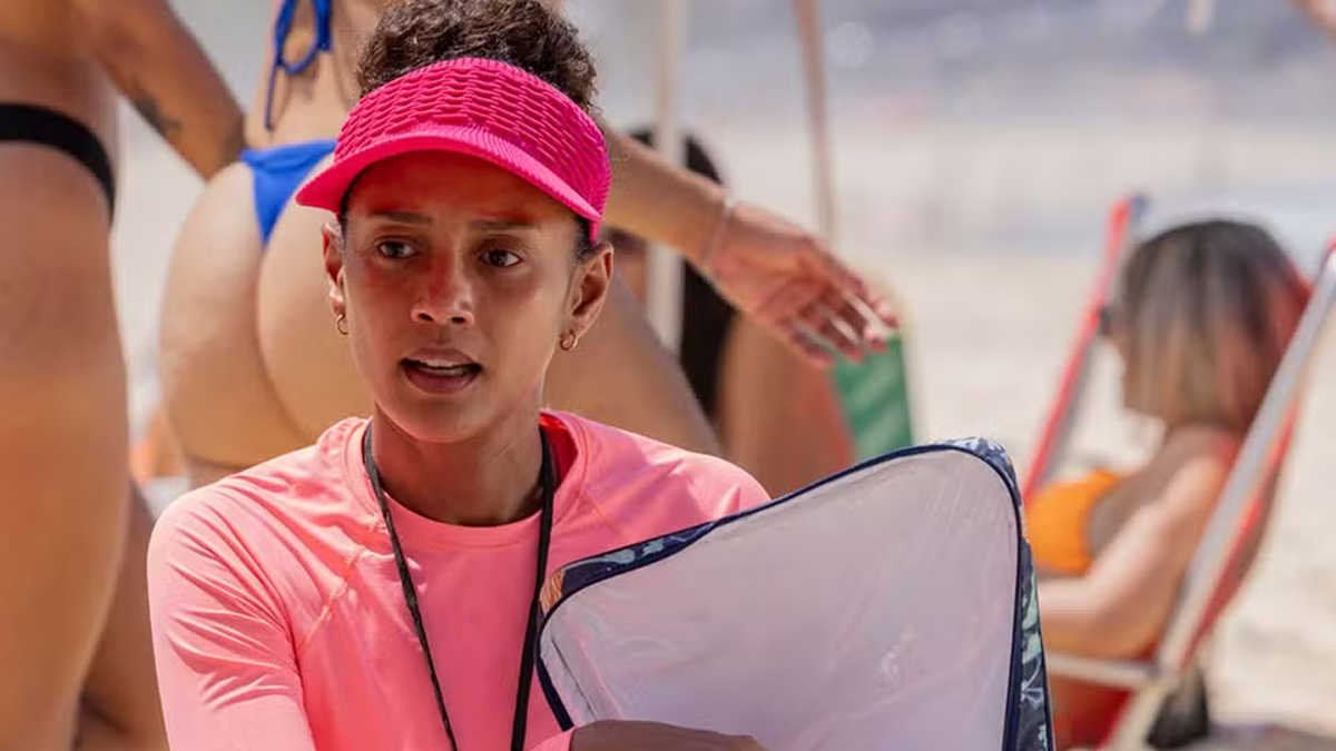 Raquel encontra Heleninha e Celina na praia em Vale Tudo — Foto: Globo