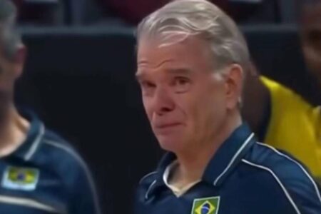 Que tristeza! Técnico na seleção masculina de vôlei, Bernardinho, chora durante jogo após perder a mãe