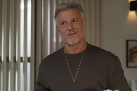 Dona de Mim: Foragido, Jaques escapa da polícia e se disfarça como cantor em bar