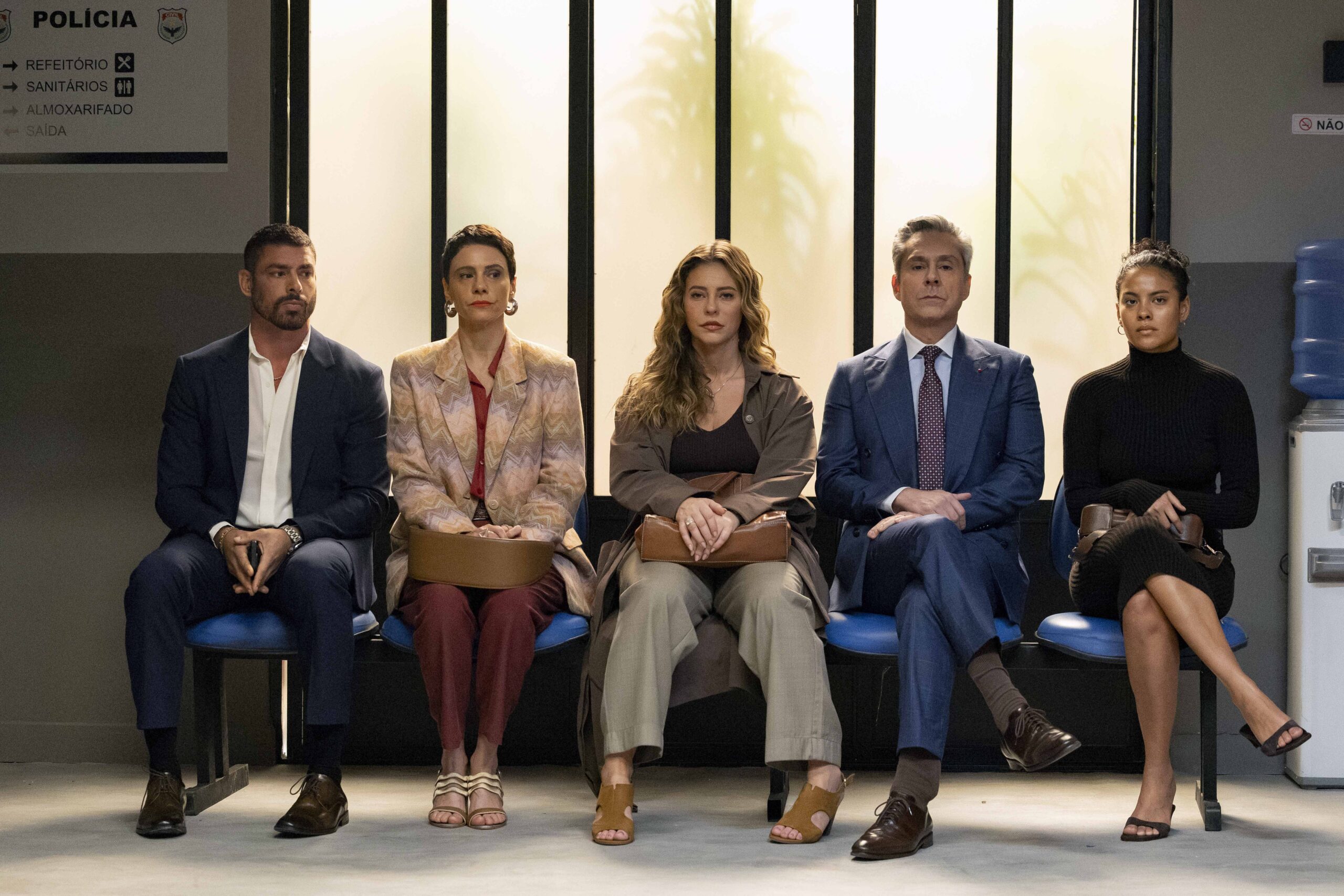 César (Cauã Reymond), Fátima (Bella Campos), Marco Aurélio (Alexandre Nero), Celina (Malu Galli) e Heleninha (Paolla Oliveira) em cena de Vale Tudo