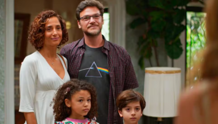 Dona de Mim: Sofia descobre que Ellen usa barriga falsa para fingir gravidez