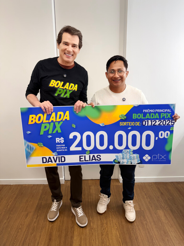 Celso Portiolli com o ganhador do Bolada Pix de novembro