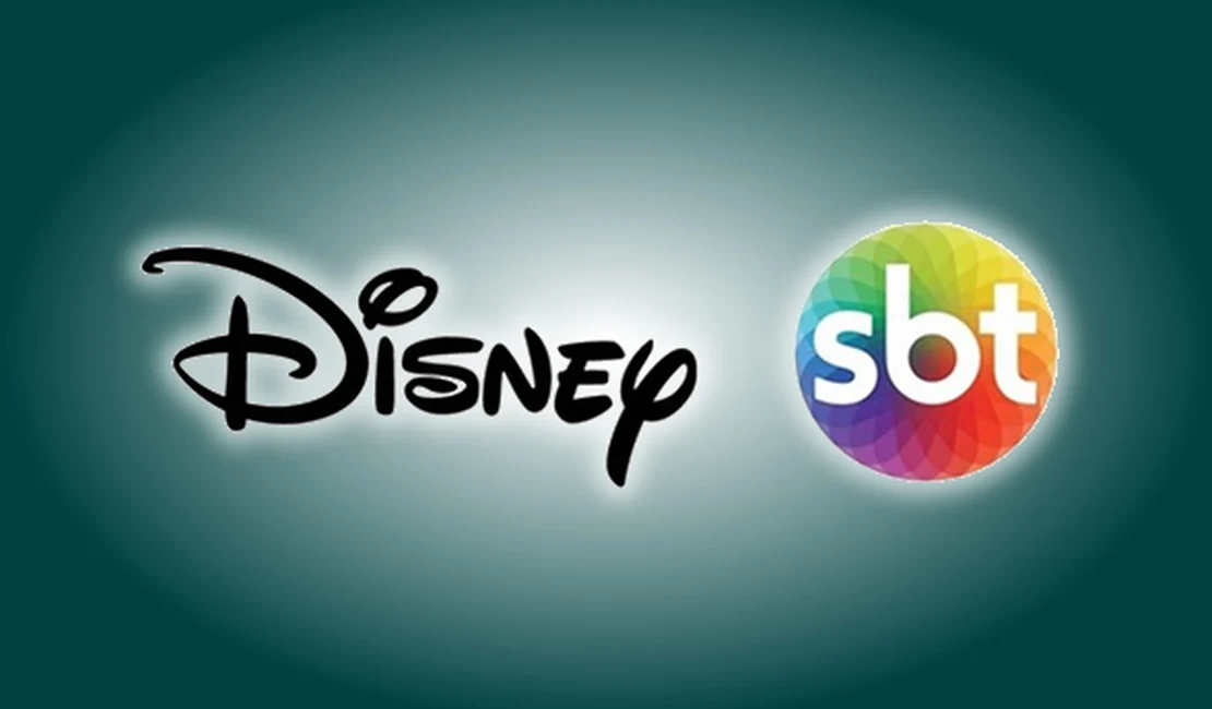 Logos da Disney e do SBT lado a lado em um fundo verde escuro com gradiente.
