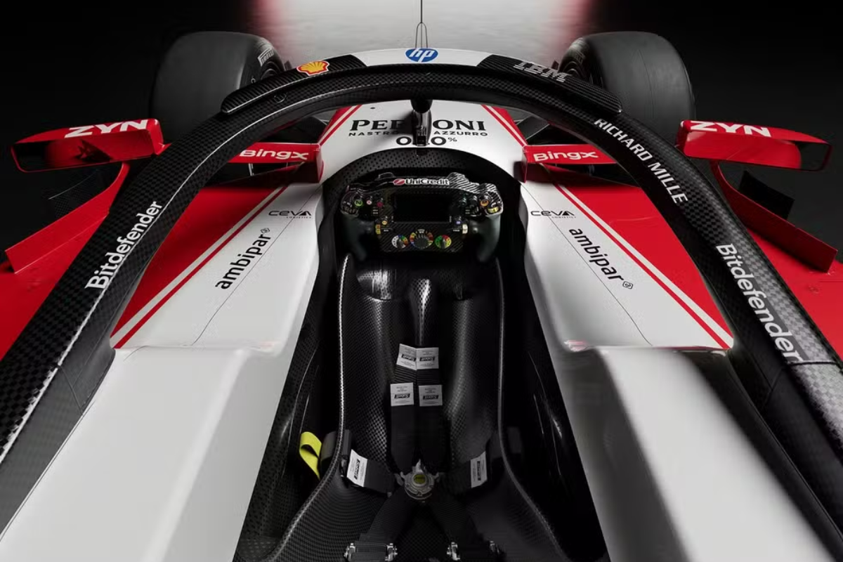 Imagem de dentro de um cockpit de fórmula 1 (carro da Ferrari 2026)