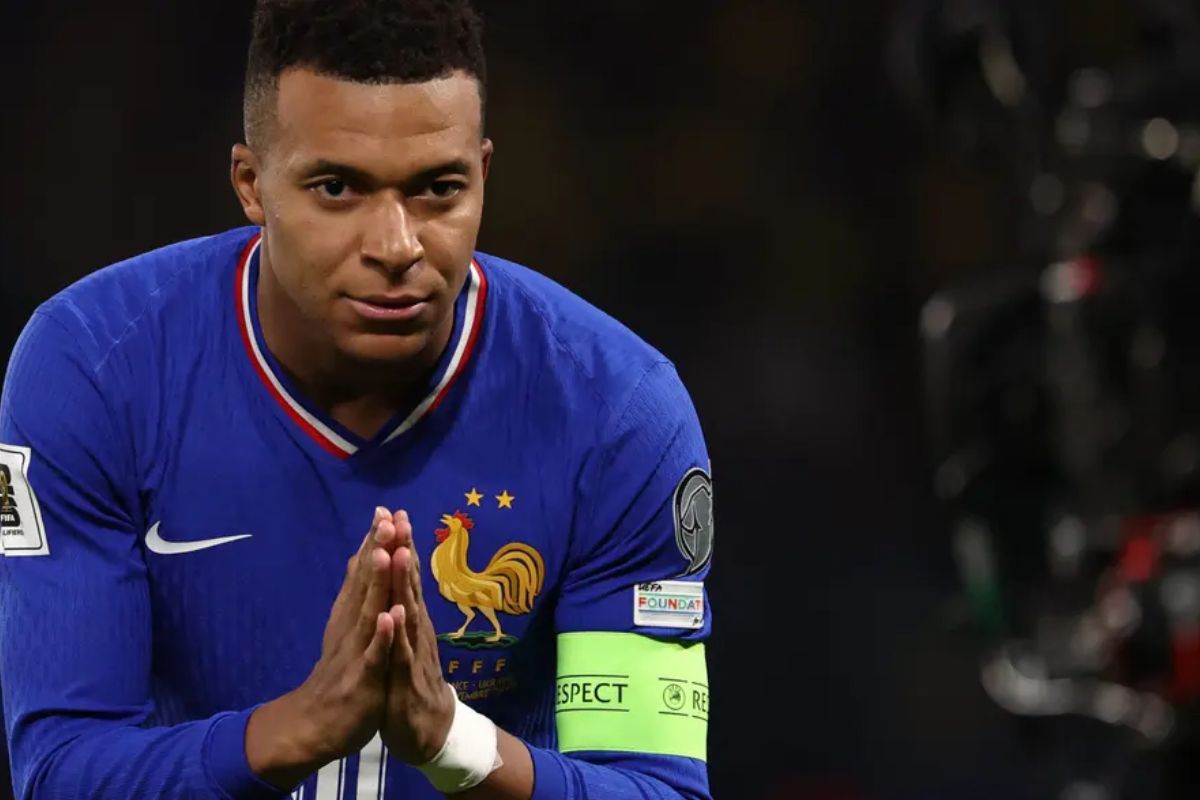 Kylian Mbappé com a camiseta da França