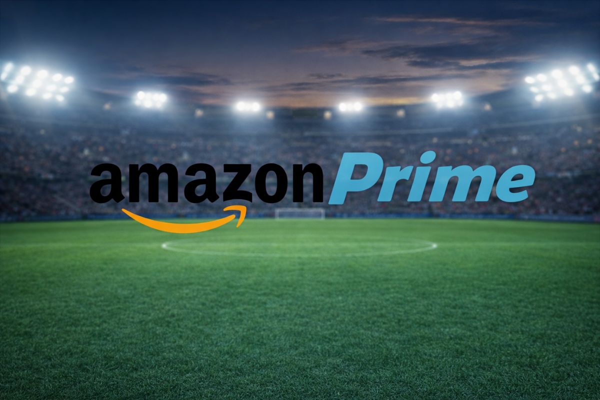 Amazon Prime em frente a um campo de futebol