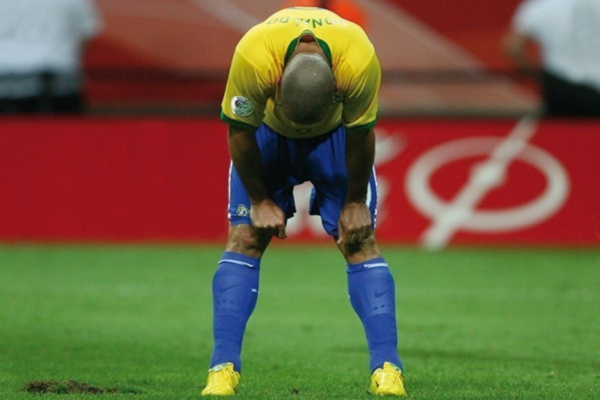 Jogador do Brasil no campo após Copa do Mundo
