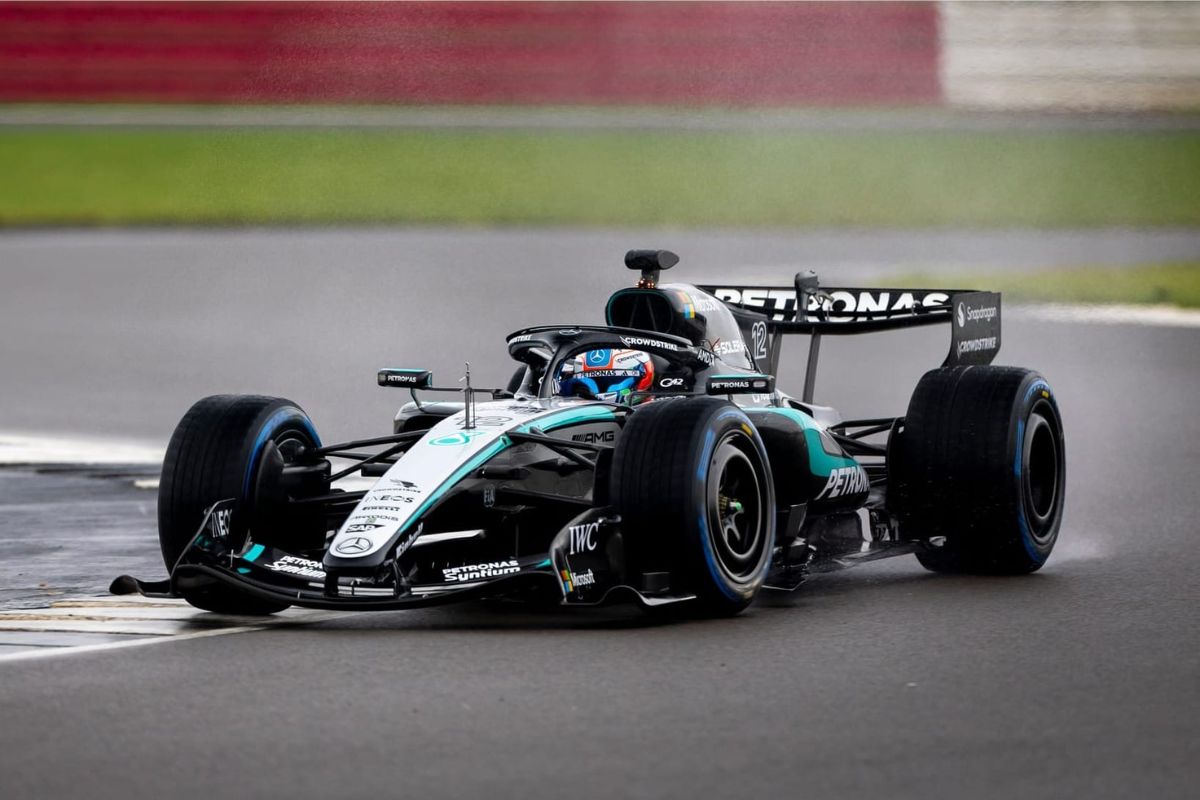 Carro de F1 na pista da Mercedes Benz