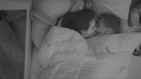 BBB 26 21/03: Globo deixa vazar vídeo íntimo de Jonas e Jordana no edredom