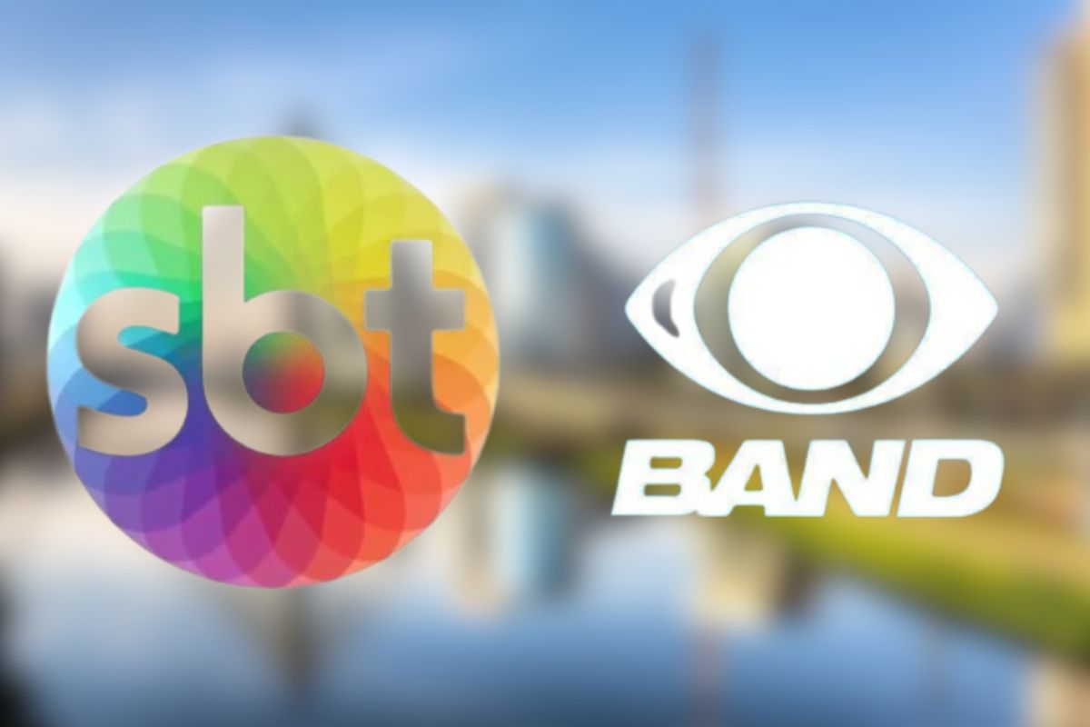 Logos do SBT e da Band em frente a um fundo desfocado de prédios e céu azul.