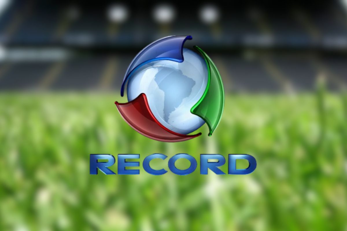 Logo da Record no fundo há um campo de futebol desfocado