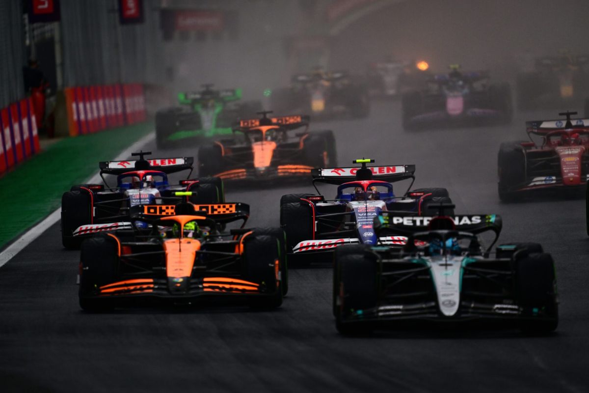 Carros de Fórmula 1 na pista