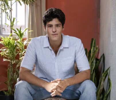 Final de Três Graças: Arminda tenta matar bebê empurrando carrinho da escada e Raul evita tragédia