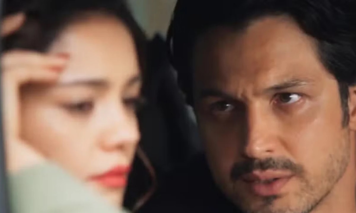 Close-up de um homem com barba e uma mulher com batom vermelho, ambos olhando para direções diferentes.