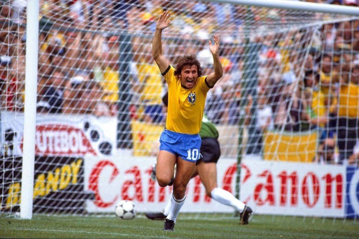 Zico com a camisa da seleção brasileira