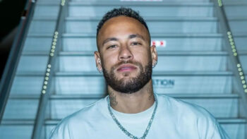 Mal das pernas, Neymar causa espanto com valor de relógio ao desembarcar nos EUA para a Copa