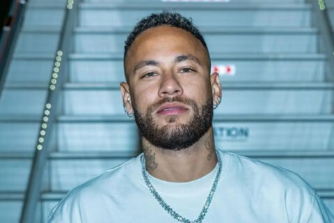 Mal das pernas, Neymar causa espanto com valor de relógio ao desembarcar nos EUA para a Copa