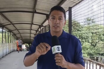 Homem faz gesto obsceno e ameaça equipe da Globo na rua