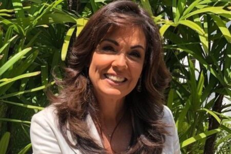 Âncora da Globo vence câncer de mama e toma último remédio ao vivo em telejornal