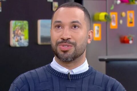 Gil do Vigor faz confissão familiar e chora na Globo