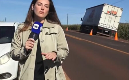 Vídeo: Repórter da Record quase é atropelada ao vivo