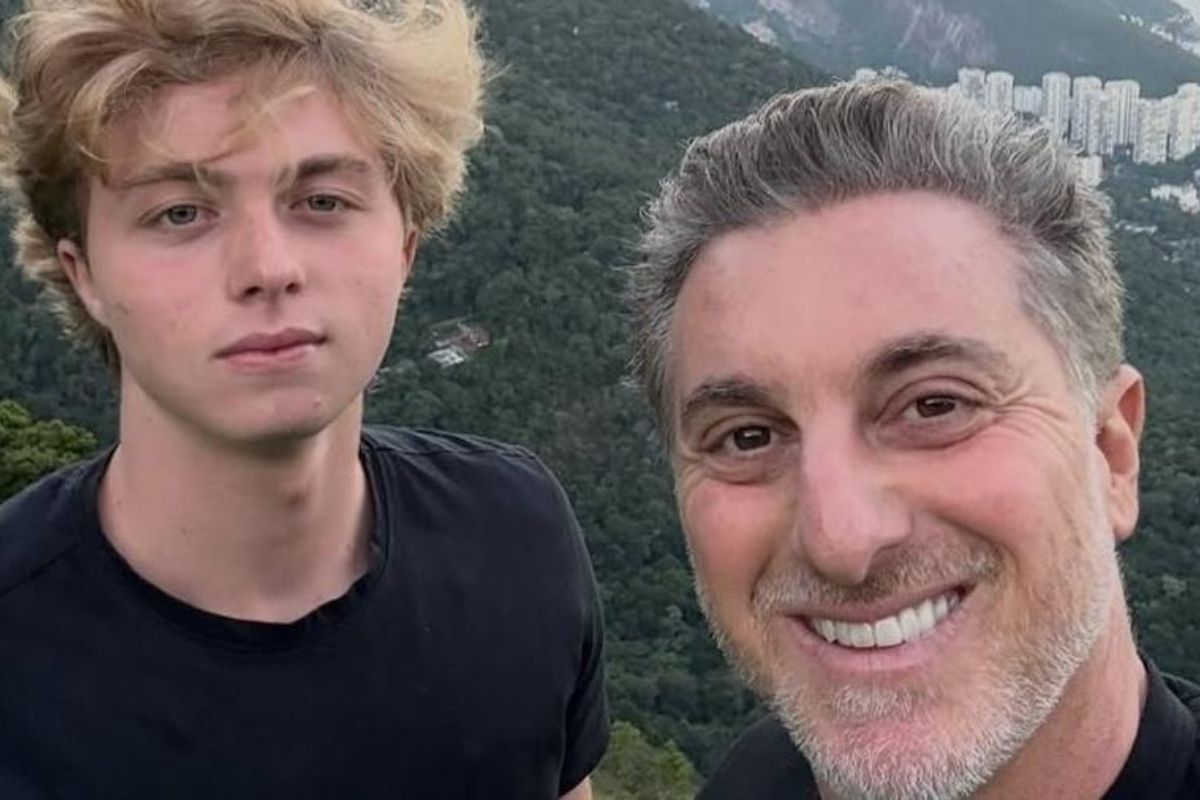Luciano Huck ao lado do filho