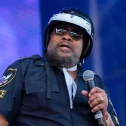 Vocalista do Village People morre aos 74 anos