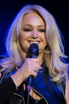 Morre Bonnie Tyler, cantora e musa dos anos 1980, aos 75 anos