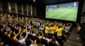 Celular, TV e cinema: Cazé TV fura Globo e SBT e promete transmissão da final da Copa nas telonas