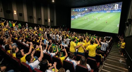 Celular, TV e cinema: Cazé TV fura Globo e SBT e promete transmissão da final da Copa nas telonas