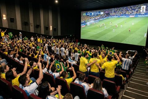 Celular, TV e cinema: Cazé TV fura Globo e SBT e promete transmissão da final da Copa nas telonas