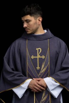 O Significado das Chasubles na Liturgia Católica: História, Símbolos e Uso Prático