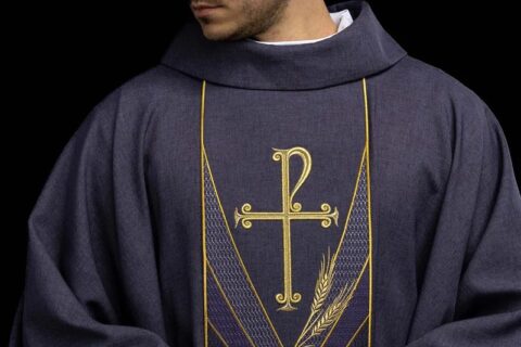 O Significado das Chasubles na Liturgia Católica: História, Símbolos e Uso Prático
