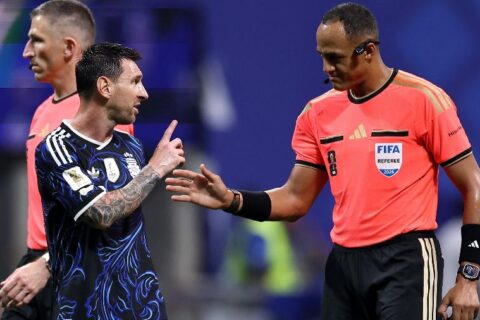 Quem foi o juiz de Argentina x Inglaterra, apontado como ‘favorito’ de Messi na Copa