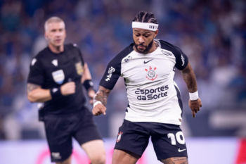 Dirigente do Corinthians diz em que pé está a renovação de Depay antes do 1º jogo do Brasileirão