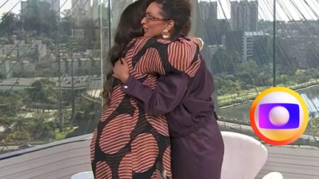 Ao vivo, jornalista da Globo chora ao pedir abraço a Regina Casé