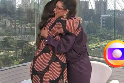 Ao vivo, jornalista da Globo chora ao pedir abraço a Regina Casé