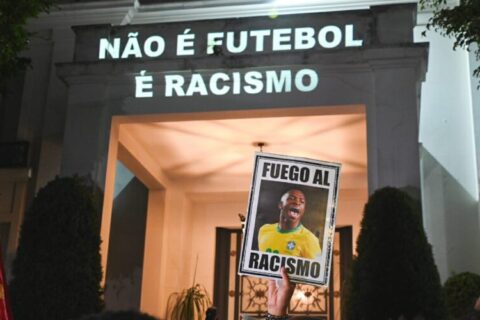 Conmebol divulga novas regras de arbitragem na Libertadores e Sul-Americana e ignora Lei Vini Jr.