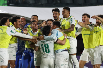 Vitória x Palmeiras: juiz coleciona polêmicas e presidente não poupa arbitragem